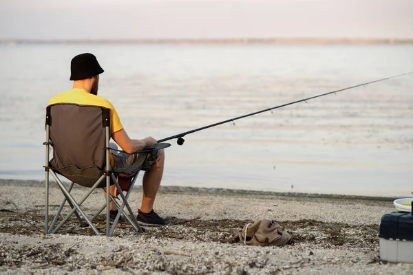 Hombre Relajante Pesca Orilla Lago Mar Agua Cielo Fondo — Foto de Stock