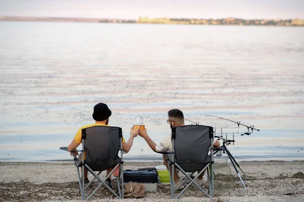 Dva Muži Rybaří Sedí Židlích Moře Berou Zelené Láhve Piva — Stock fotografie