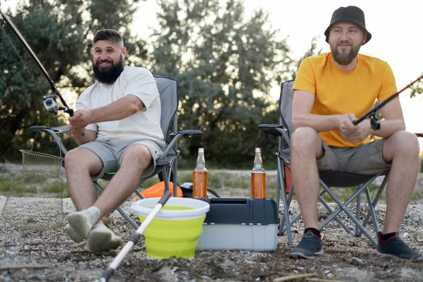 Dva Přátelé Rybaření Pití Piva Letním Západu Slunce Odpočinkový Víkend — Stock fotografie