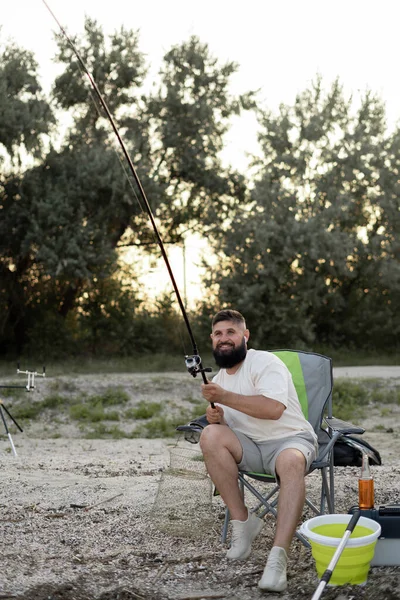 Vousatý Muž Rybaření Při Západu Slunce Relaxaci Při Užívání Koníčku — Stock fotografie