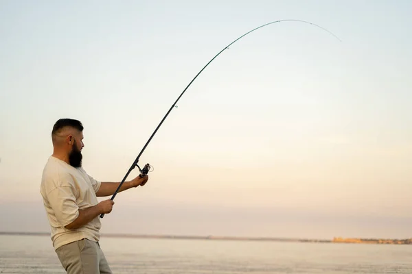 Рыбалка Закате Молодой Человек Рыбачит Озере Фоне Неба Место Текста — стоковое фото