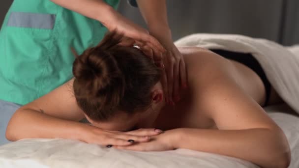 Massage Dos Cou Une Femme Dans Salon Spa Gros Plan — Video
