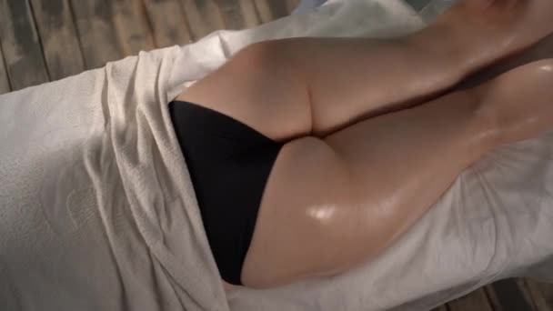 スパサロンで若い女性のための抗セルライトマッサージ 脂肪燃焼の概念 上の図 — ストック動画