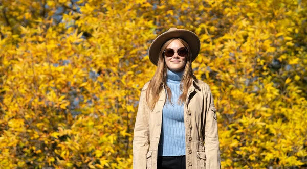 Mujer Con Abrigo Sombrero Parque Otoño Mirando Cámara Fondo Follaje — Foto de Stock