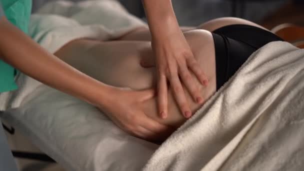 Massagetherapeutin Bei Cellulite Massage Nahaufnahme Perfektes Schönheitskonzept Zur Fettverbrennung Der — Stockvideo