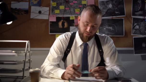 Joven Detective Masculino Serio Uniforme Sentado Lugar Trabajo Con Documentos — Vídeos de Stock