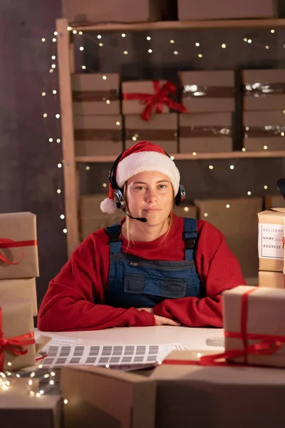 Operator Sklepu Internetowego Santa Claus Słuchawkach Pracuje Biurze Domu Właściciel — Zdjęcie stockowe