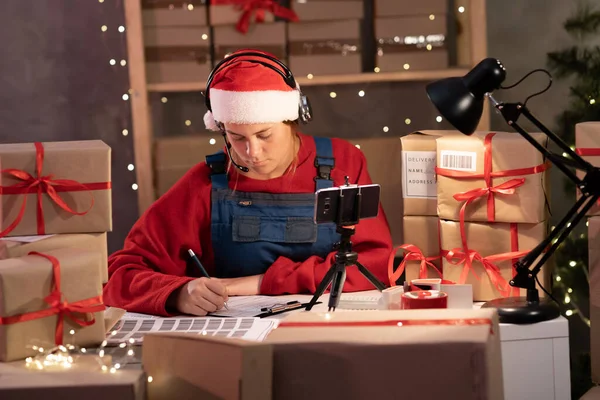 Młoda Kobieta Mikołaj Pracuje Biurze Dostawy Boże Narodzenie Mały Przedsiębiorca — Zdjęcie stockowe