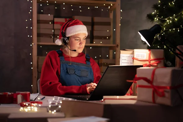 Noel Baba Geceleri Noel Ofisinde Çalışır Dizüstü Bilgisayarda Müşteri Siparişi — Stok fotoğraf