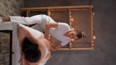 Masaj terapisti spa 'da anti-selülit tıbbi masaj yapıyor. İnce bacaklar ve kalçalar. Vücut bakımı konsepti. Dikey video