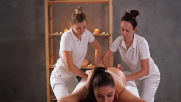 Massagem Das Pernas Nádegas Com Quatro Mãos Dois Terapeuta Massagem — Vídeo de Stock