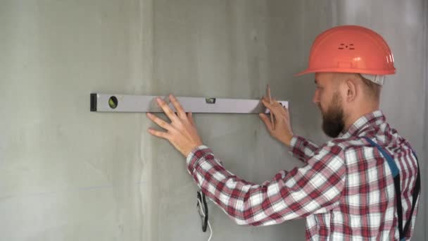 Ingenieur Oder Architekt Mit Schutzhelm Misst Das Niveau Der Mauer — Stockvideo