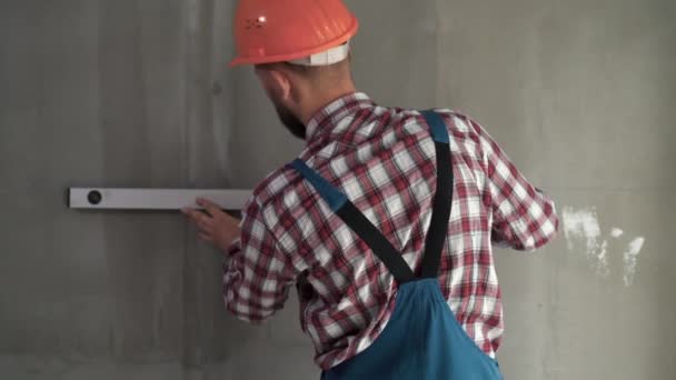 Bauarbeiter Blauen Overalls Arbeiten Mit Wasserwaage Einem Neuen Haus Bauarbeiter — Stockvideo