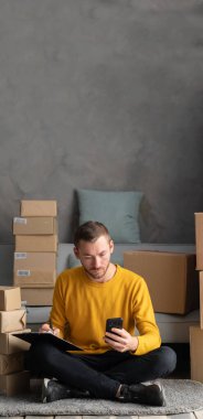 Küçük işletmeler kuran KOBİ sahipleri, evlerinde çalışan girişimciler, kutuları paketlemek, müşterilere satmak, işleri çevrimiçi hale getirmek için çevrimiçi siparişleri kontrol ediyorlar. Dikey pankart