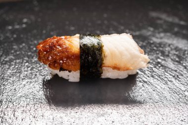 Siyah taş arka planda enfes unagi yılanbalığı nigiri sushi. Yılan balığı suşisi. Geleneksel Japon mutfağı kavramı
