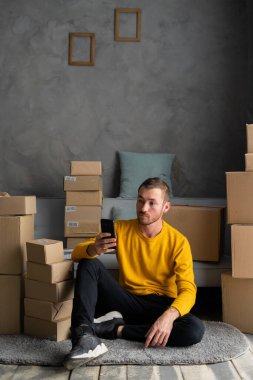 KOBİ serbest çalışanı, ambalaj girişimi girişimcisiyle çalışıyor. Evde küçük işletme sahibi, çevrimiçi siparişleri kutular ve kontrol eder, iş fikirlerini internetten sme. Boşluğu kopyala