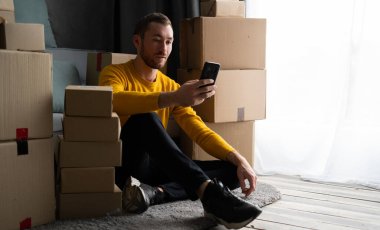 Küçük işletme hevesli girişimci, cep telefonu, çevrimiçi pazarlama paketleme kutusu teslimatı, KOBİ e-ticaret ve çevrimiçi mağaza konseptini kullanarak iç işlerinde çalışan KOBİ iş serbest çalışanı.