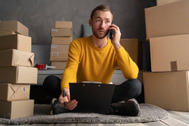 Başlangıçta küçük işletme girişimcisi olan çevrimiçi KOBİ veya evde çalışan serbest girişimci, ev işyerindeki küçük işletme sahibi, müşteriden gelen telefon görüşmeleri, çevrimiçi pazarlama paketleme ve teslimatı, KOBİ