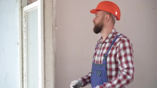 Muncitor Scoaterea Ferestrei Vechi Apartament Lucrătorul Construcții Înlocuiește Ferestrele Vechi — Videoclip de stoc