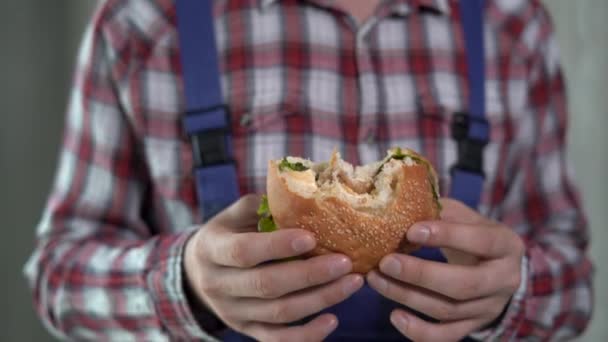 Bâtisseur Homme Manger Hamburger Savoureux Dans Une Pause Sur Lieu — Video