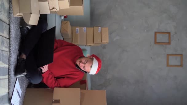 Salesman Santa Claus Hat Takes Order Cell Phone While Sitting — ストック動画