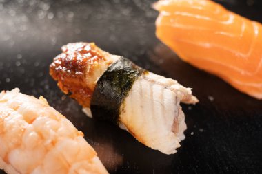 Somon, orfoz, yılan balığı, ton balığı ve karidesli Nigiri suşisi. Lezzetli geleneksel Japon yemekleri, lezzetli deniz ürünleri, restoran konsepti.