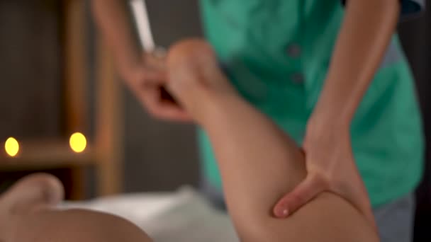 การนวดการระบายน าเหล องขาและขาล กนวดบ ดนวด นวดขาของหญ งสาวในร านสปา งในม อของน — วีดีโอสต็อก