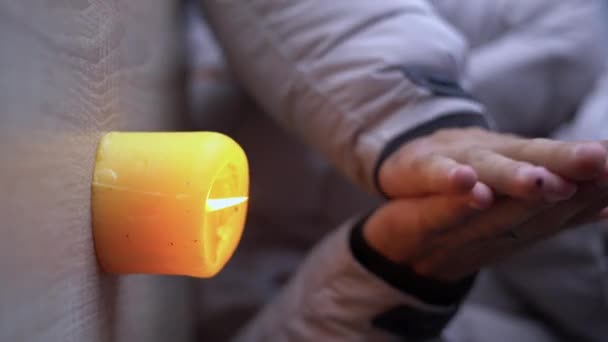 겨울옷을 사람의 식탁에 촛불을 따뜻하게 겨울에는 가정에서 난방을 않는다 — 비디오