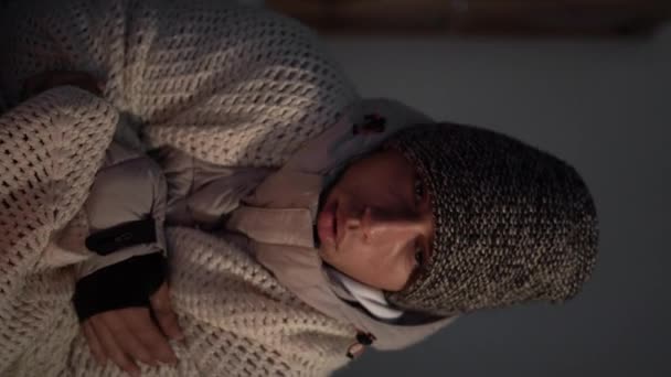 Молодой Замёрзший Мужчина Теплой Зимней Шляпе Пиджаке Сидит Дома Столом — стоковое видео