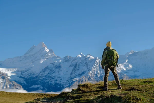 Dağlarda Sırt Çantalı Bir Turist Yüksek Dağlarda Dağ Yürüyüşü Seyahat — Stok fotoğraf