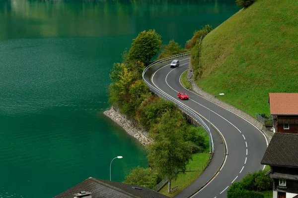 Virajlı Yolda Güzel Manzaralı Bir Araba Dağ Vadisinde Bir Göl — Stok fotoğraf