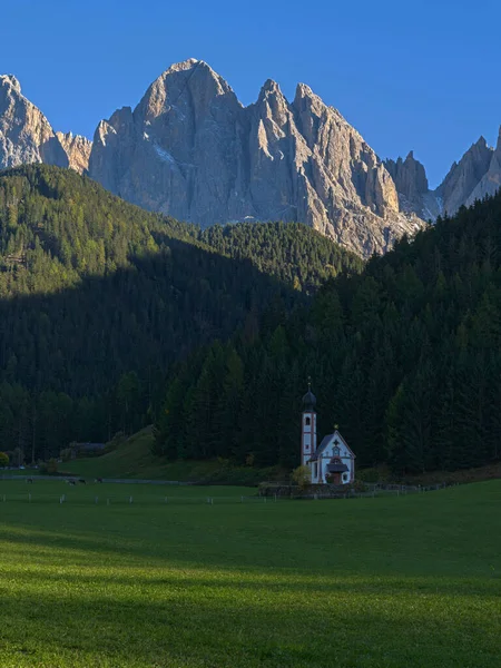 Biserica Tradițională Alpină Johann Din Valea Val Funes Satul Turistic — Fotografie, imagine de stoc