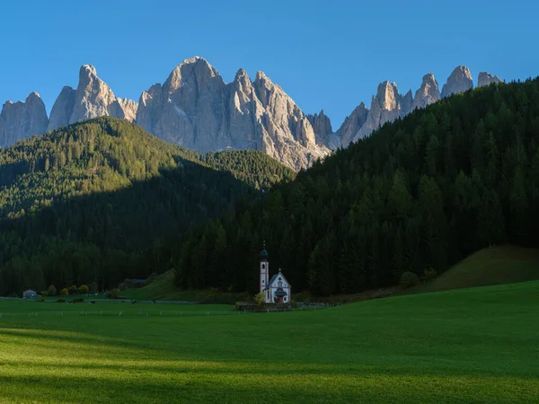 Biserica Tradițională Alpină Johann Din Valea Val Funes Satul Turistic — Fotografie, imagine de stoc