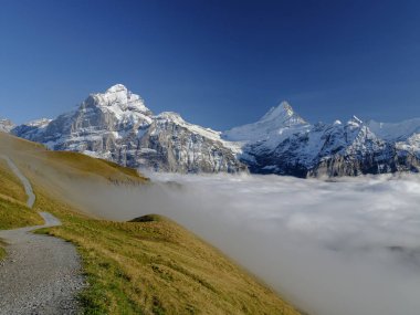 Grindelwald, İsviçre. Yaz aylarında dağlık arazide manzara. Bulutların üzerine bak.