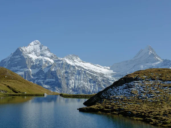 Grindelwald Sviçre Yüksek Dağlar Gölün Yüzeyindeki Yansıma Göllü Dağ Vadisi — Stok fotoğraf