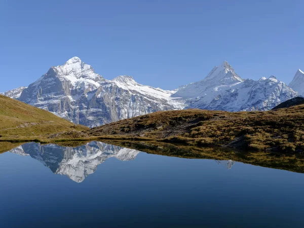 Grindelwald Sviçre Yüksek Dağlar Gölün Yüzeyindeki Yansıma Göllü Dağ Vadisi — Stok fotoğraf