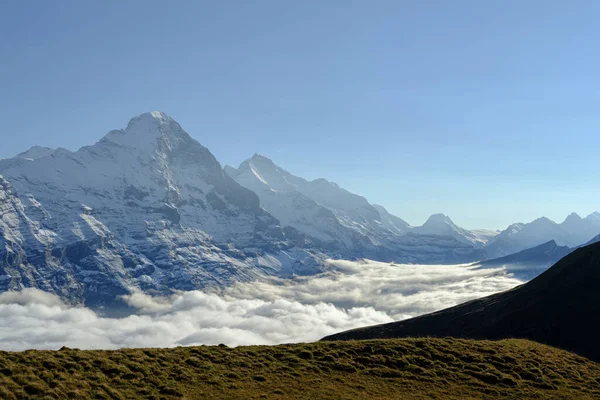 Grindelwald Sviçre Yaz Aylarında Dağlık Arazide Manzara Bulutların Üzerine Bak — Stok fotoğraf