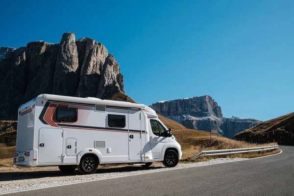 Karavan Rodinné Auto Povolání Dolomitských Alpách Skalnatými Horami Pozadí Krásná — Stock fotografie