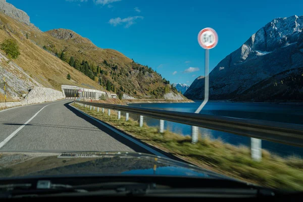 Kayalık Arazili Virajlı Bir Yolda Hız Limiti Ihlali Ile Hızlı — Stok fotoğraf