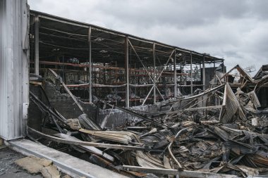 Horenka, Ukrayna - Apr, 2022: Horenka (Kyiv bölgesi) köyündeki Hosomel yakınlarındaki bir depoya yapılan roket saldırılarının sonuçları tamamen yok edildi. Ukrayna Rusya Savaşı.