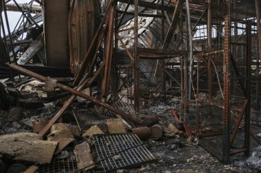 Horenka, Ukrayna - Apr, 2022: Horenka (Kyiv bölgesi) köyündeki Hosomel yakınlarındaki bir depoya yapılan roket saldırılarının sonuçları tamamen yok edildi. Ukrayna Rusya Savaşı.