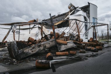 Horenka, Ukrayna - Apr, 2022: Horenka (Kyiv bölgesi) köyündeki Hosomel yakınlarındaki bir depoya yapılan roket saldırılarının sonuçları tamamen yok edildi. Ukrayna Rusya Savaşı.