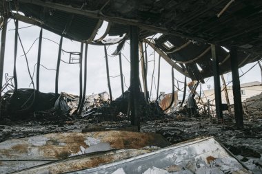 Horenka, Ukrayna - Apr, 2022: Horenka (Kyiv bölgesi) köyündeki Hosomel yakınlarındaki bir depoya yapılan roket saldırılarının sonuçları tamamen yok edildi. Ukrayna Rusya Savaşı.