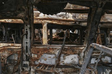 Horenka, Ukrayna - Nisan 2022: Rus istilasının Kyiv bölgesindeki sonuçları. Araçlarla dolu araba mezarlığı savaş sırasında tamamen yandı ve yok edildi..