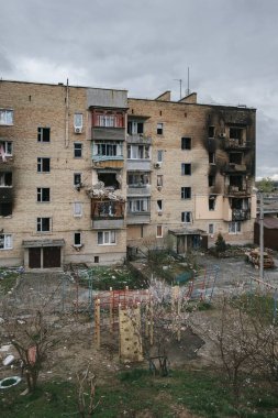 Horenka, Ukrayna - Nisan 2022: Horenka köyü yakınlarındaki bir depoya yapılan roket saldırılarının sonuçları.