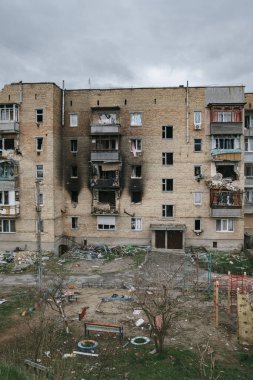 Horenka, Ukrayna - Nisan 2022: Horenka köyü yakınlarındaki bir depoya yapılan roket saldırılarının sonuçları.