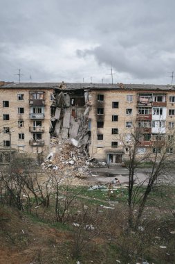 Horenka, Ukrayna - Nisan 2022: Horenka köyü yakınlarındaki bir depoya yapılan roket saldırılarının sonuçları.