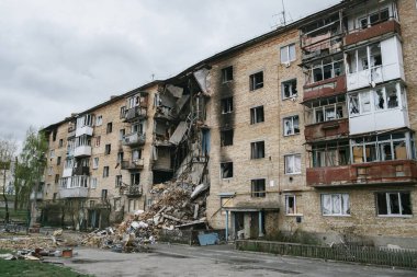 Horenka, Ukrayna - Nisan 2022: Horenka köyü yakınlarındaki bir depoya yapılan roket saldırılarının sonuçları.