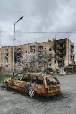 Horenka, Ukrayna - Nisan 2022: Horenka köyü yakınlarındaki bir depoya yapılan roket saldırılarının sonuçları.