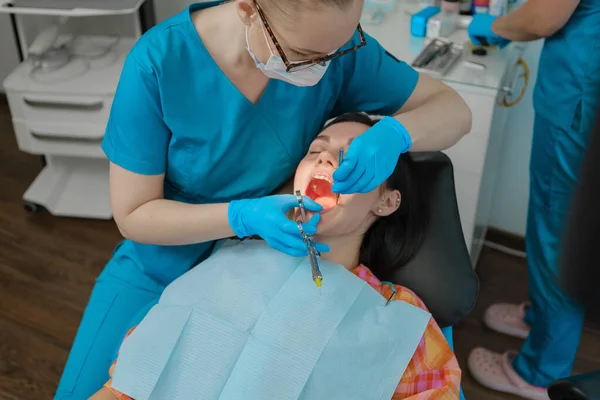 Female Dentist Cartridge Syringe Injecting Anesthetic Medicine Teeth Treatment — 스톡 사진